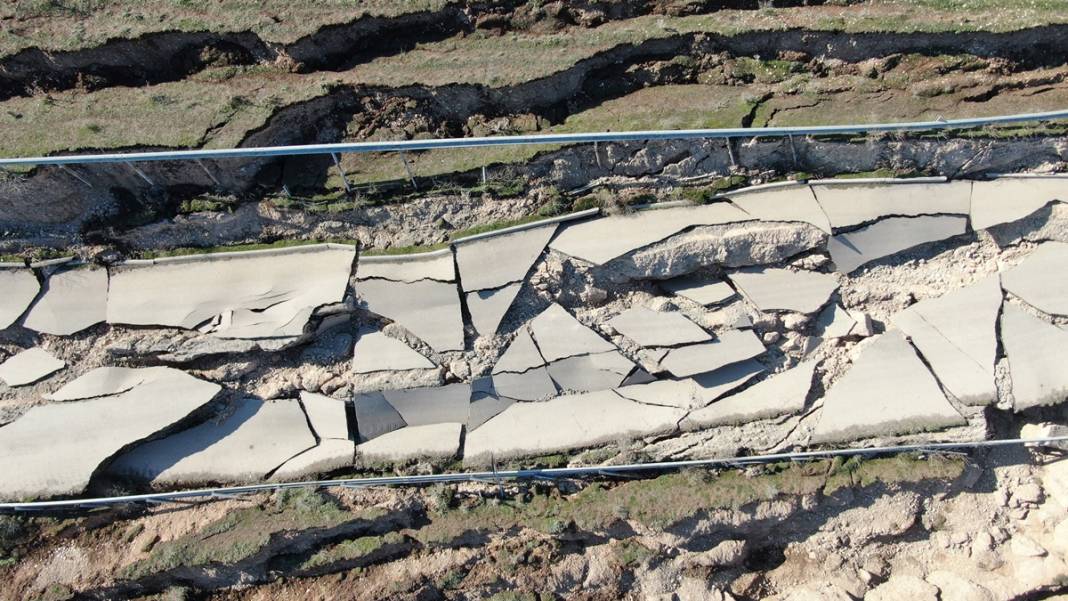 Kırılan fay hattı görüntülendi! Filmden kareler değil gerçek: Yollar yarıldı, devasa çatlaklar oluştu! 17